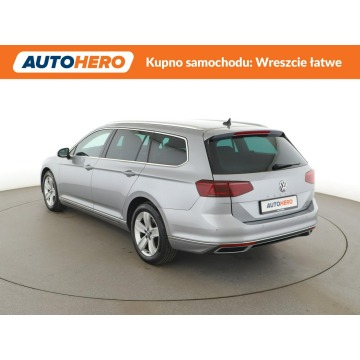 Volkswagen Passat  Kombi 2020,  2.0 diesel, automat - Na sprzedaż za 81 600 zł - Warszawa - zdjęcie 4