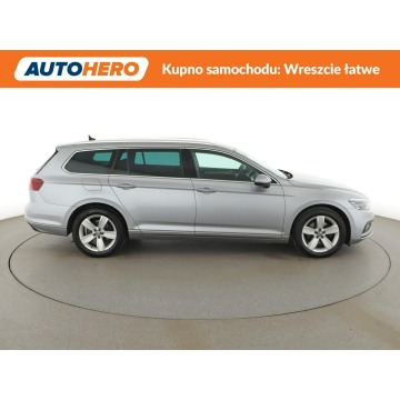 Volkswagen Passat  Kombi 2020,  2.0 diesel, automat - Na sprzedaż za 81 600 zł - Warszawa - zdjęcie 9
