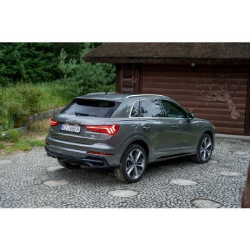 Audi Q3  SUV 2020,  2.0 benzyna, automat - Na sprzedaż za 89 777 zł - Ropczyce - zdjęcie 4