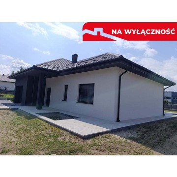 Nowy dom parterowy z antresolą.