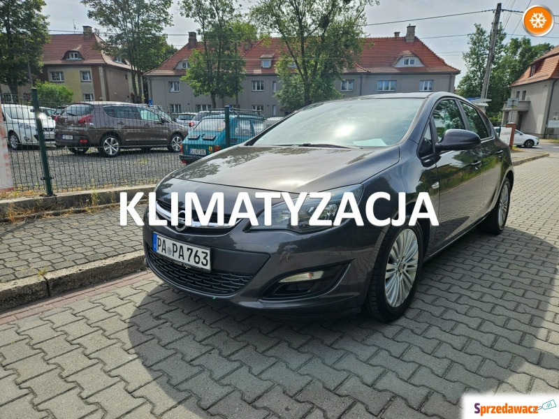 Opel Astra  Hatchback 2013,  1.6 benzyna - Na sprzedaż za 22 900 zł - Ruda Śląska