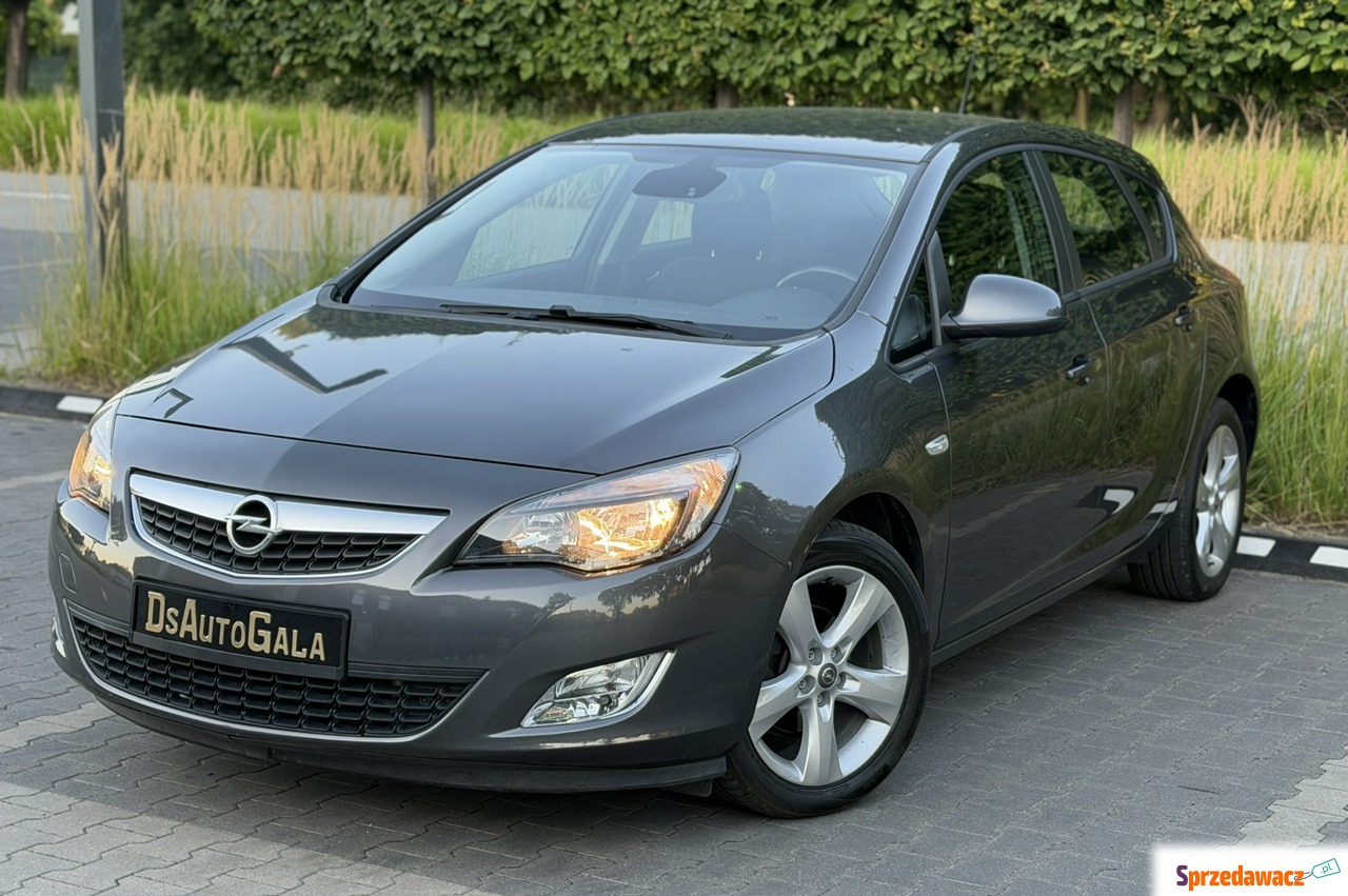 Opel Astra - 2012
