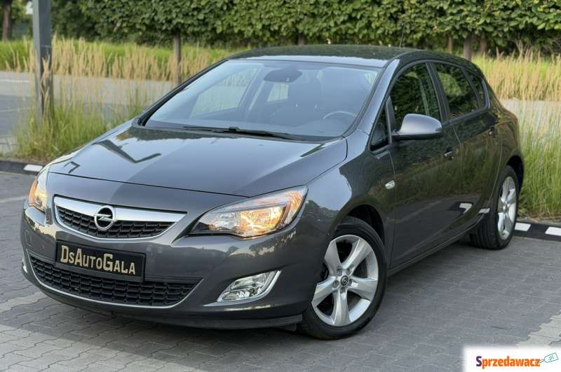 Opel Astra  Hatchback 2012,  1.4 benzyna - Na sprzedaż za 18 900 zł - Zwoleń