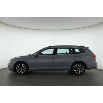 Volkswagen Passat  Kombi 2023,  1.5 benzyna, automat - Na sprzedaż za 74 999 zł - Piaseczno - zdjęcie 4
