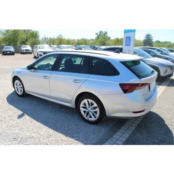 Skoda Octavia  Kombi 2023,  2.0 diesel, automat - Na sprzedaż za 75 900 zł - Warszawa - zdjęcie 9